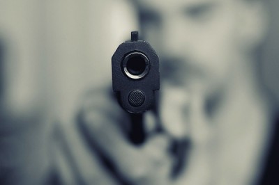 Полицейский, попавший из пистолета в девушку, объявлен хулиганом