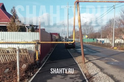 Курьез: газовые трубы сделали прямо посреди тротуара в Ростовской области