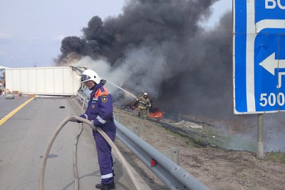 Опрокинулась и загорелась фура на трассе М-4 в Ростовской области [Фото]