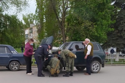 В Шахтах патруль помог водителю, проколовшему шину