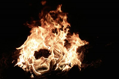 В Шахтах сгорел дом в переулке Декабрьском