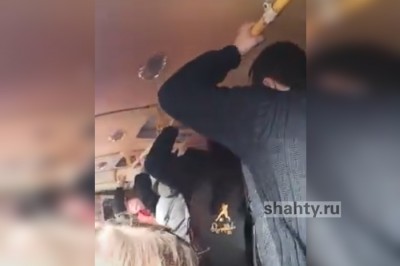 В г. Шахты в автобусах люди набиваются как селедка в бочку: видео