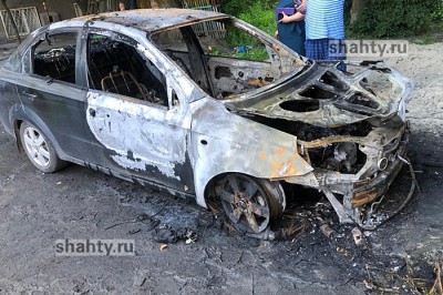 В Шахтах сожгли автомобиль Ravon NEXIA на Хабарова