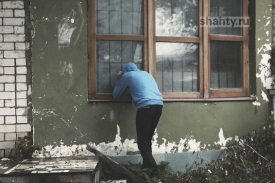 В г. Шахты сосед похитил из дома холодильник, газовую колонку и кровать