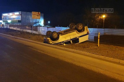 Перевернулся полицейский «УАЗ Патриот», наехав на бордюрный камень в Аксайском районе