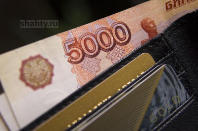 В Шахтах из машины украли сумку со 100 тысячами рублей