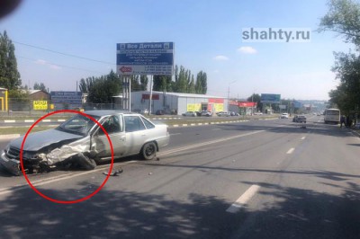 В Шахтах иномарка вылетела на встречку: произошло массовое ДТП с автобусом