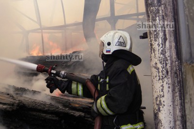 В Шахтах на Артеме сгорела заброшка, выгорев на площади 120 кв. м
