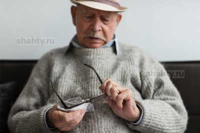 Упавшего в подъезде в обморок пенсионера обокрал сосед на 90 тысяч рублей