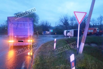 Опрокинулась «Газель» после столкновения с «Камазом» в Ростовской области: пострадал водитель