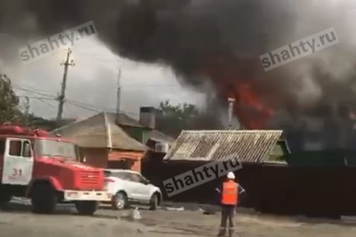 В Шахтах 26 огнеборцев тушили пожар на улице Маяковского