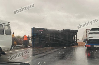 Перевернулся грузовик с зерном на трассе М-4 «Дон»: под Каменском многокилометровая пробка