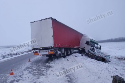 Погибли два пассажира: иномарка влетела во встречную фуру в Ростовской области