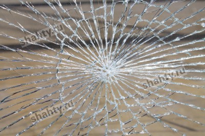 Разбил камнем стекло машины в Шахтах и украл инструмент