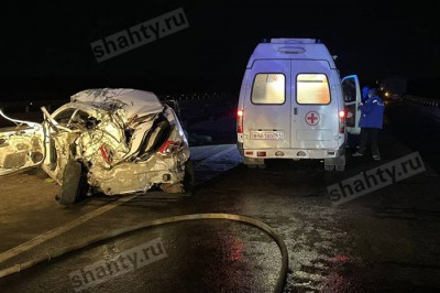 Погибли водитель и пассажир: МАЗ раздавил Geely, стоявшую на трассе в Ростовской области