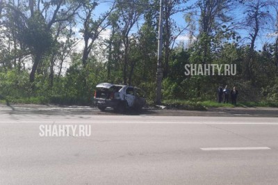 Двое погибли в Шахтах на дороге Центр — Артем: иномарка сгорела