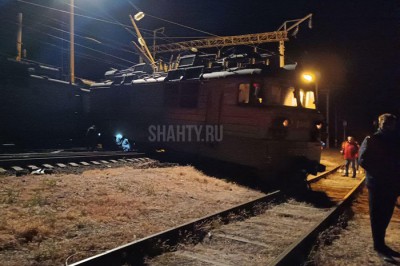 Сошел с рельсов электровоз грузового поезда в Ростовской области