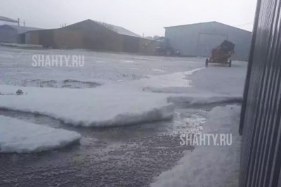 Град покрыл землю сугробами в Ростовской области