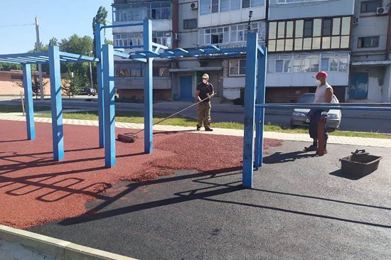 В г. Шахты уложили тартановое покрытие на детской игровой площадке