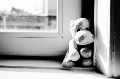 В г. Шахты 4-летний малыш выпал из окна, облокотившись на москитную сетку