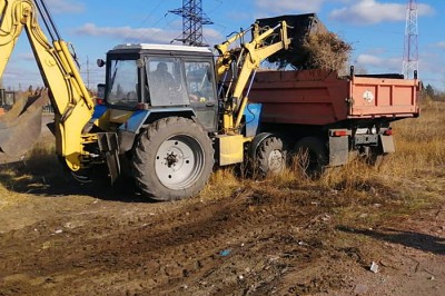 В г. Шахты перед снегопадом началась масштабная уборка мусора на кладбищах