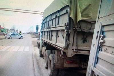 Скутеристку задавил Камаз, совершая обгон на трассе в Ростовской области