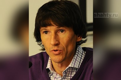 Футболист Алексей Смертин сыграл в футбол в поселке Каменоломни