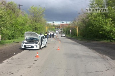 В Шахтах автобус снес двери автомобиля Kia Rio неподалеку от РЭМЗа: видео