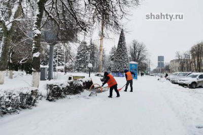 В Шахтах власти рапортуют об уборке города от снега: работает 10 единиц техники
