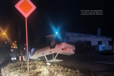 Перевернулся автомобиль в Шахтах на Красина
