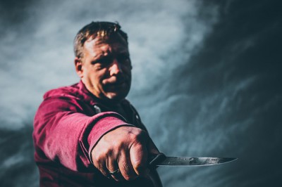 Зарезал сверстника 57-летний мужчина в квартире в Ростовской области