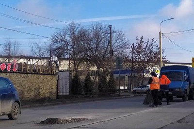 В г. Шахты латают дороги по новым технологиям — погода позволяет