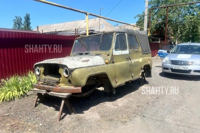 В Шахтах стоят наполовину разобранные машины на улицах