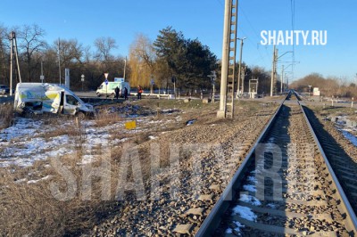 Электропоезд протаранил автомобиль на жд переезде в Ростовской области