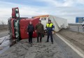 Полицейские вытащили водителя из фуры, опрокинувшейся на трассе в Ростовской области