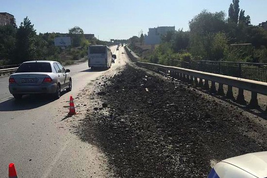 В г. Шахты неизвестный высыпал грунт на дорогу — водитель скрылся