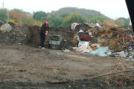 В г. Шахты появилась свалка рядом с реконструируемым сквером