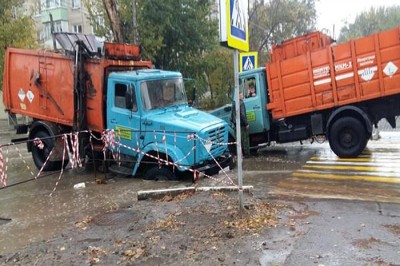 В луже утонули два мусоровоза — синхронное плавание в Каменске-Шахтинском
