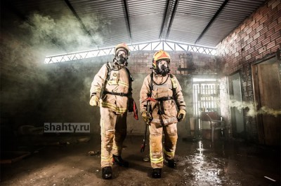 В Шахтах сгорела хозпостройка в переулке Культурный уголок