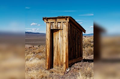В Шахтах уберут уличный туалет