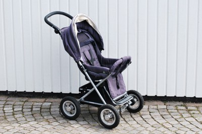 Продавая детскую коляску через сайт, женщина лишилась 43 тысяч рублей