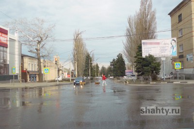 В Шахтах в центре на перекрестке столкнулись машины: странное место