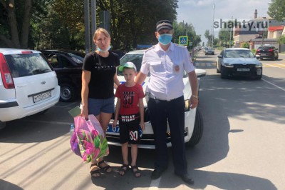 Инспекторы ГИБДД спасли мальчика, довезя до больницы города Шахты