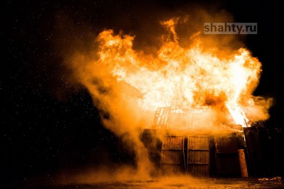 В Шахтах погиб человек в огне в поселке Таловом