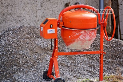 Молодой человек похитил в г. Шахты из гаража бетономешалку