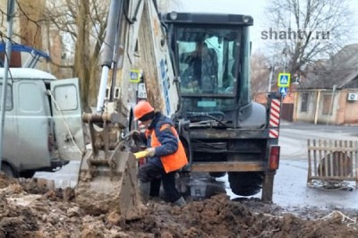 В г. Шахты меняют водопровод по улице Красинской за счет денег депутатского фонда
