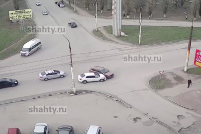 ДТП в Шахтах на ХБК — Лада получила удар в бок: Видео