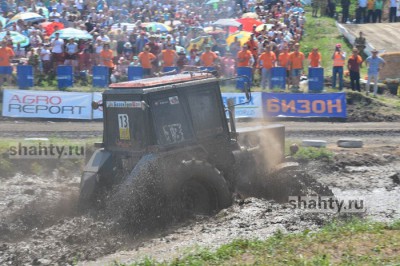 Отменили уникальные гонки на тракторах в Ростовской области