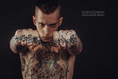 Заключенных колонии в Шахтах оштрафовали за татуировки «А.У.Е.»