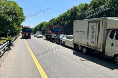 Столкнулись 6 машин на трассе М-4 «Дон» в Ростовской области: пострадала женщина